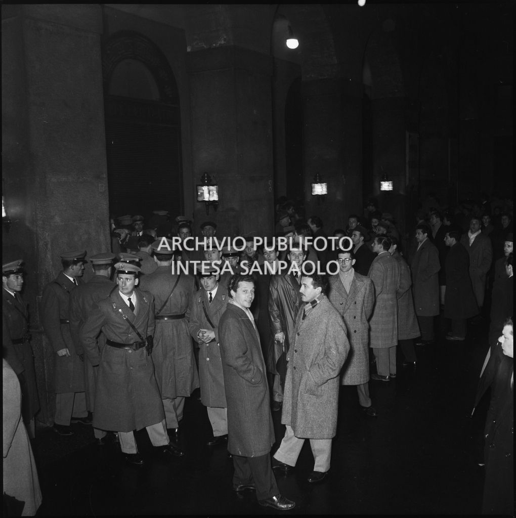 Forze dell'ordine e persone all'esterno del Teatro alla Scala in occasione della serata inaugurale della stagione lirica 1952-1953 con l'opera "Macbeth" di Giuseppe Verdi diretta da Victor de Sabata, con la regia di Carl Ebert