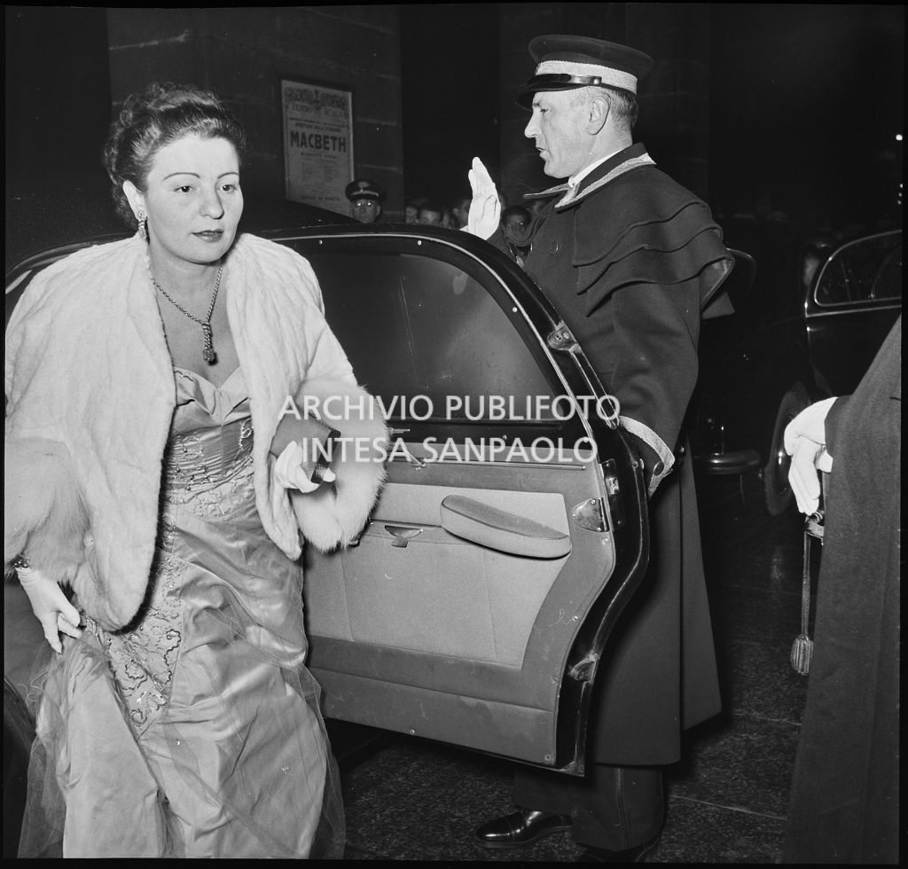 L'arrivo di una spettatrice al Teatro alla Scala in occasione della serata inaugurale della stagione lirica 1952-1953 con l'opera "Macbeth" di Giuseppe Verdi diretta da Victor de Sabata, con la regia di Carl Ebert