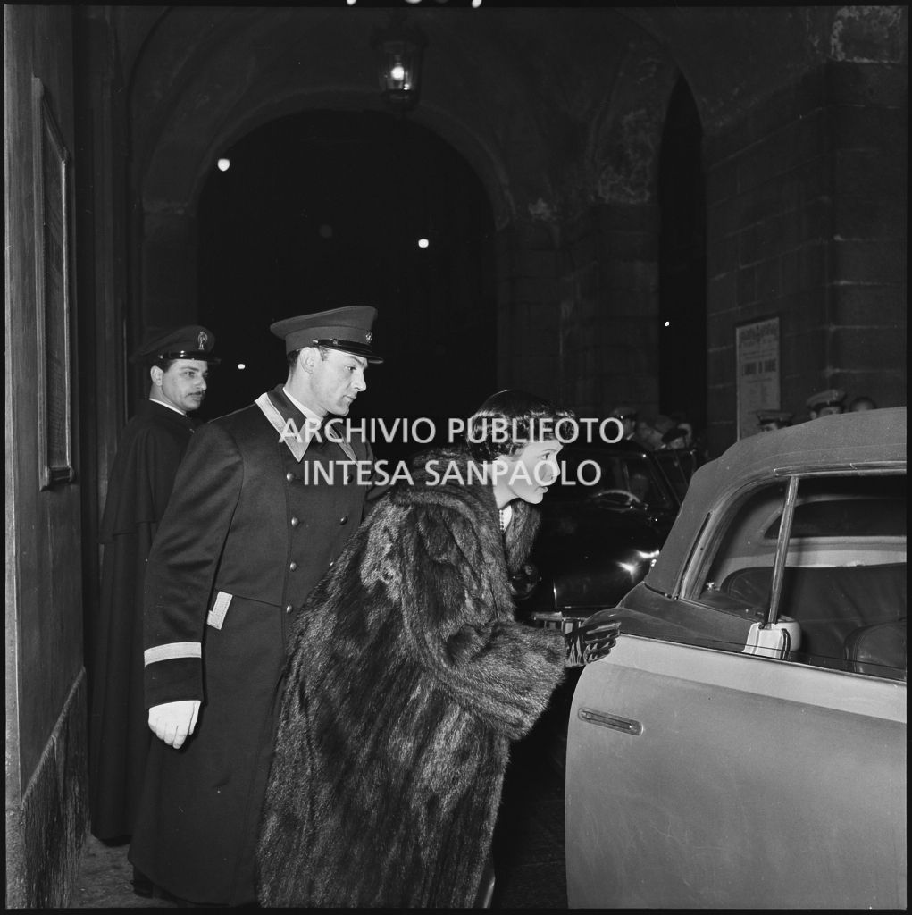 Una spettatrice nella galleria delle carrozze del Teatro alla Scala in occasione della serata inaugurale della stagione lirica 1952-1953 con l'opera "Macbeth" di Giuseppe Verdi diretta da Victor de Sabata, con la regia di Carl Ebert