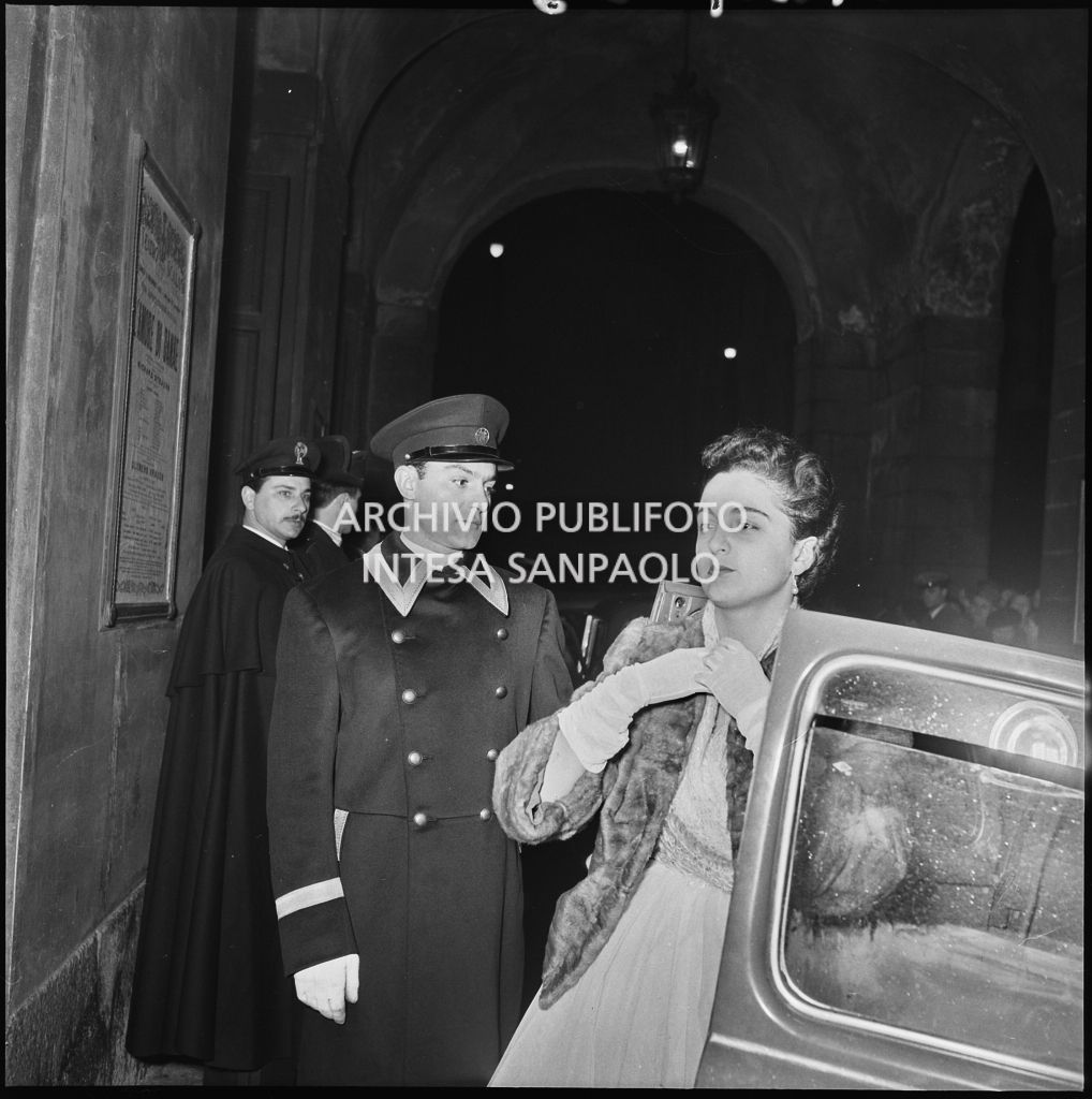 L'arrivo di una spettatrice al Teatro alla Scala in occasione della serata inaugurale della stagione lirica 1952-1953 con l'opera "Macbeth" di Giuseppe Verdi diretta da Victor de Sabata, con la regia di Carl Ebert