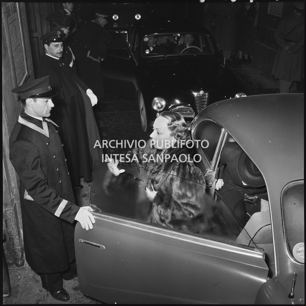 L'arrivo di una spettatrice al Teatro alla Scala in occasione della serata inaugurale della stagione lirica 1952-1953 con l'opera "Macbeth" di Giuseppe Verdi diretta da Victor de Sabata, con la regia di Carl Ebert