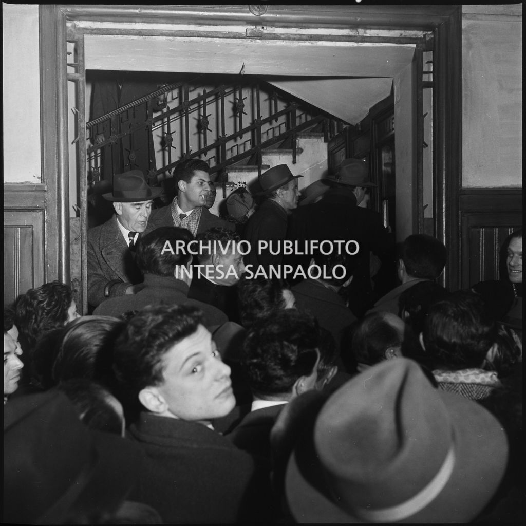 Folla alla biglietteria delle Gallerie la sera dell'inaugurazione della stagione lirica 1952-1953 del Teatro alla Scala con l'opera "Macbeth", di Giuseppe Verdi, diretta da Victor de Sabata, con la regia di Carl Ebert