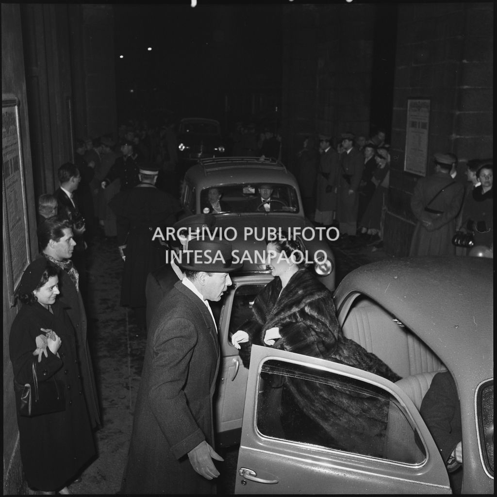 L'arrivo di una spettatrice al Teatro alla Scala in occasione della serata inaugurale della stagione lirica 1952-1953 con l'opera "Macbeth" di Giuseppe Verdi diretta da Victor de Sabata, con la regia di Carl Ebert