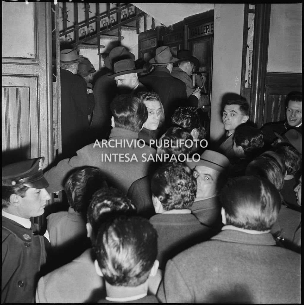 Folla alla biglietteria delle Gallerie la sera dell'inaugurazione della stagione lirica 1952-1953 del Teatro alla Scala con l'opera "Macbeth", di Giuseppe Verdi, diretta da Victor de Sabata, con la regia di Carl Ebert