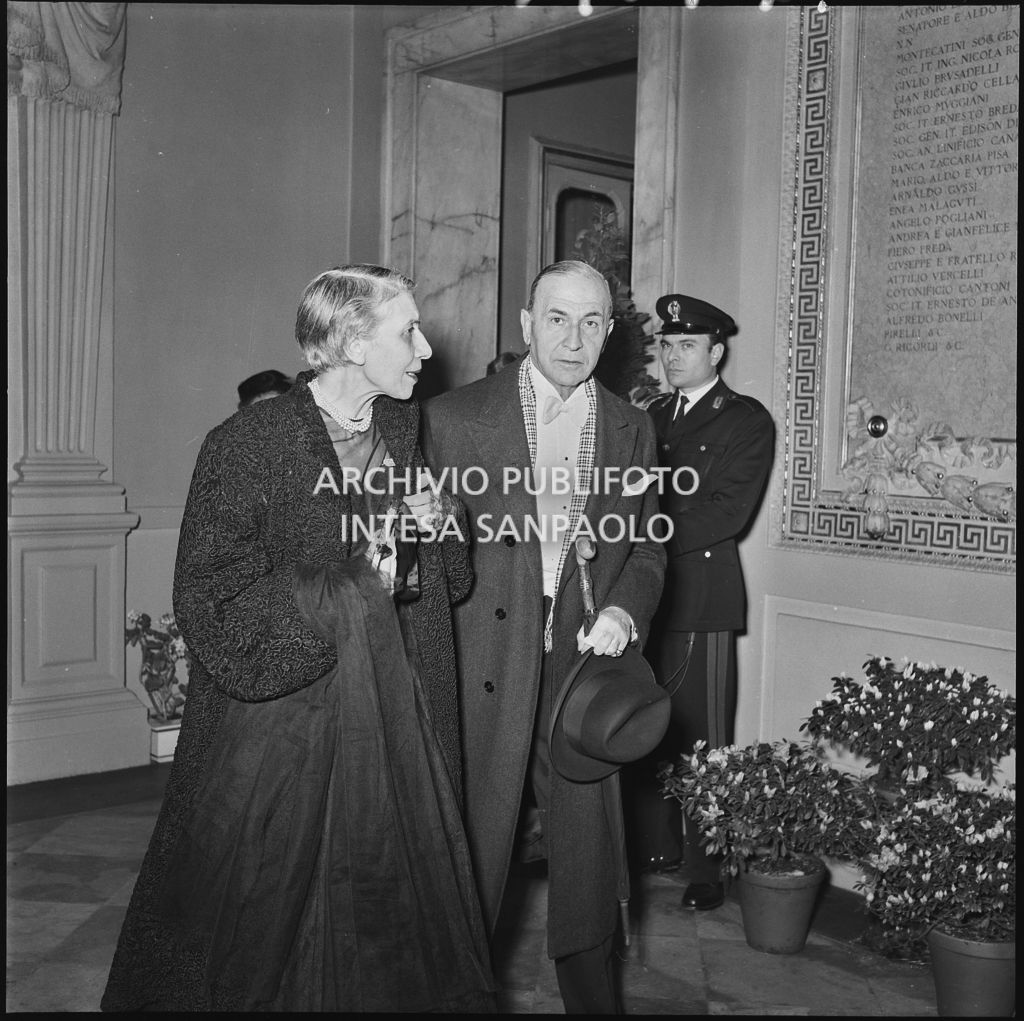 Due spettatori al Teatro alla Scala in occasione della serata inaugurale della stagione lirica 1952-1953 con l'opera "Macbeth" di Giuseppe Verdi diretta da Victor de Sabata, con la regia di Carl Ebert