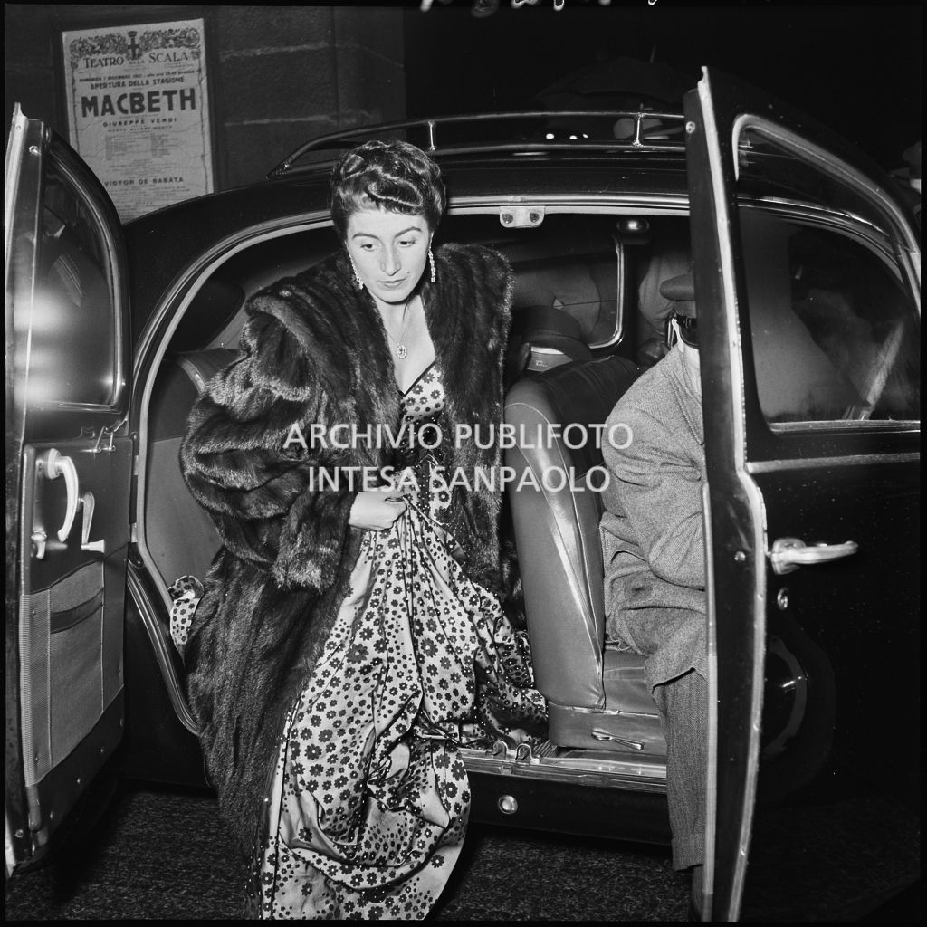 Una spettatrice scende dall'automobile nella galleria delle carrozze del Teatro alla Scala in occasione della serata inaugurale della stagione lirica 1952-1953 con l'opera "Macbeth" di Giuseppe Verdi diretta da Victor de Sabata, con la regia di Carl Ebert
