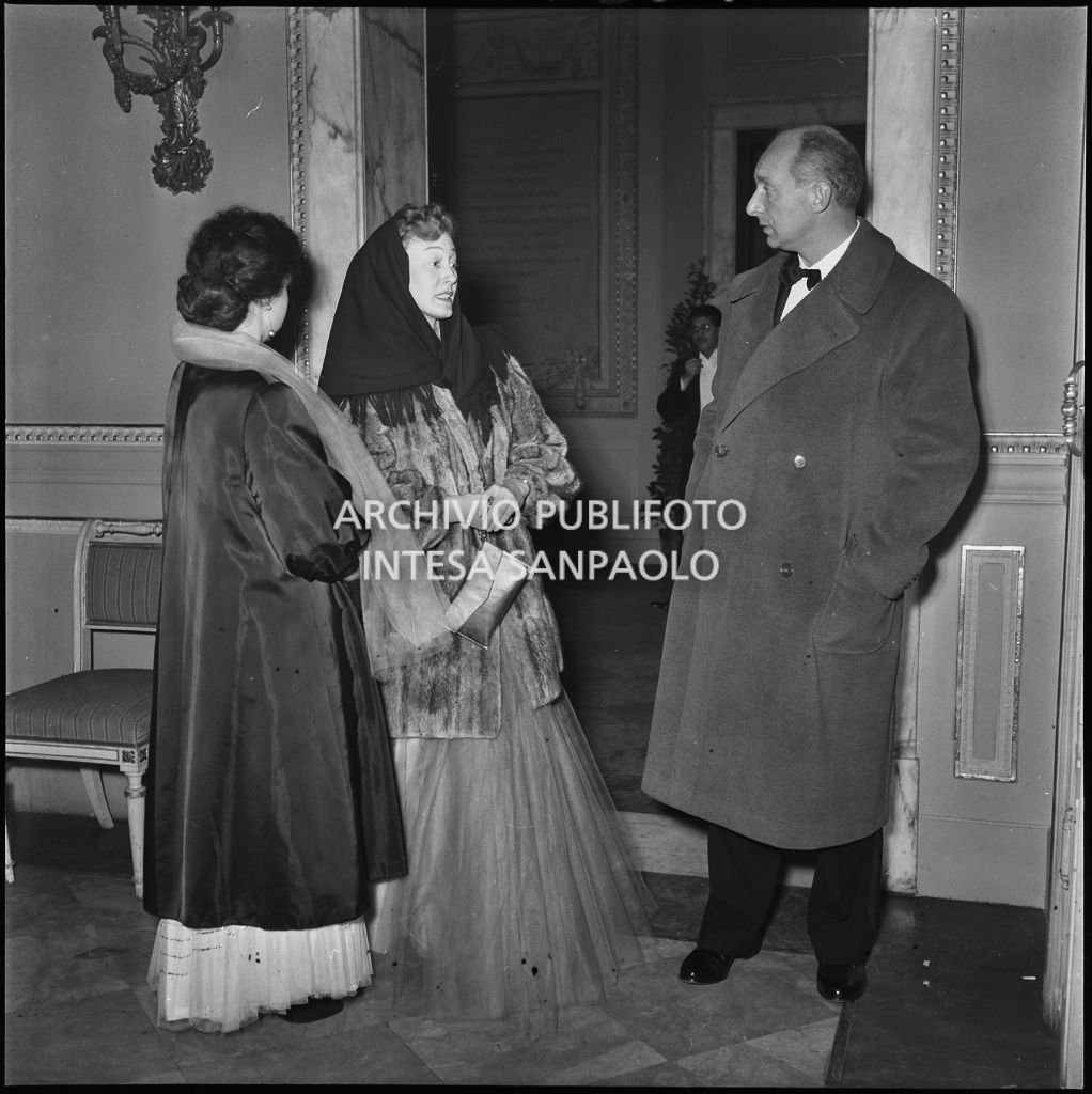 Alcuni spettatori al Teatro alla Scala in occasione della serata inaugurale della stagione lirica 1952-1953 con l'opera "Macbeth" di Giuseppe Verdi diretta da Victor de Sabata, con la regia di Carl Ebert