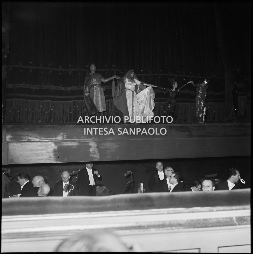 Il baritono Enzo Mascherini, la soprano Maria Callas, la prima ballerina Violetta Elvin ed il ballerino Giulio Perugini sul palcoscenico del Teatro alla Scala al termine dell'opera "Macbeth" di Giuseppe Verdi diretta da Victor de Sabata, con la regia di Carl Ebert, che inaugura la stagione lirica 1952-1953