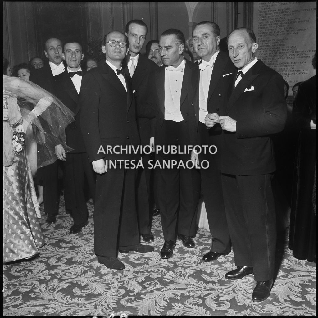 Franco Abbiati, Eugenio Gara ed altri spettatori nel foyer del Teatro alla Scala in occasione della serata inaugurale della stagione lirica 1952-1953 con l'opera "Macbeth" di Giuseppe Verdi diretta da Victor de Sabata, con la regia di Carl Ebert