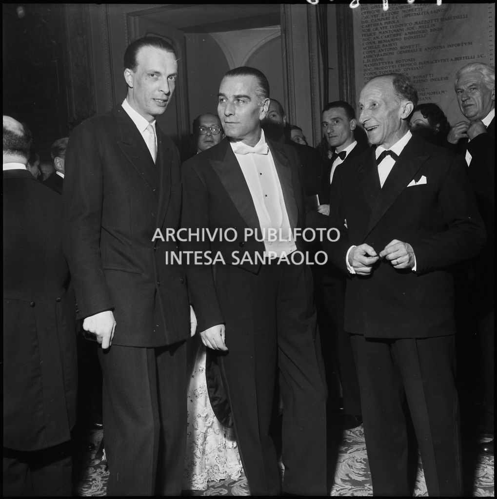 Franco Abbiati, Eugenio Gara ed un altro spettatore nel foyer del Teatro alla Scala in occasione della serata inaugurale della stagione lirica 1952-1953 con l'opera "Macbeth" di Giuseppe Verdi diretta da Victor de Sabata, con la regia di Carl Ebert