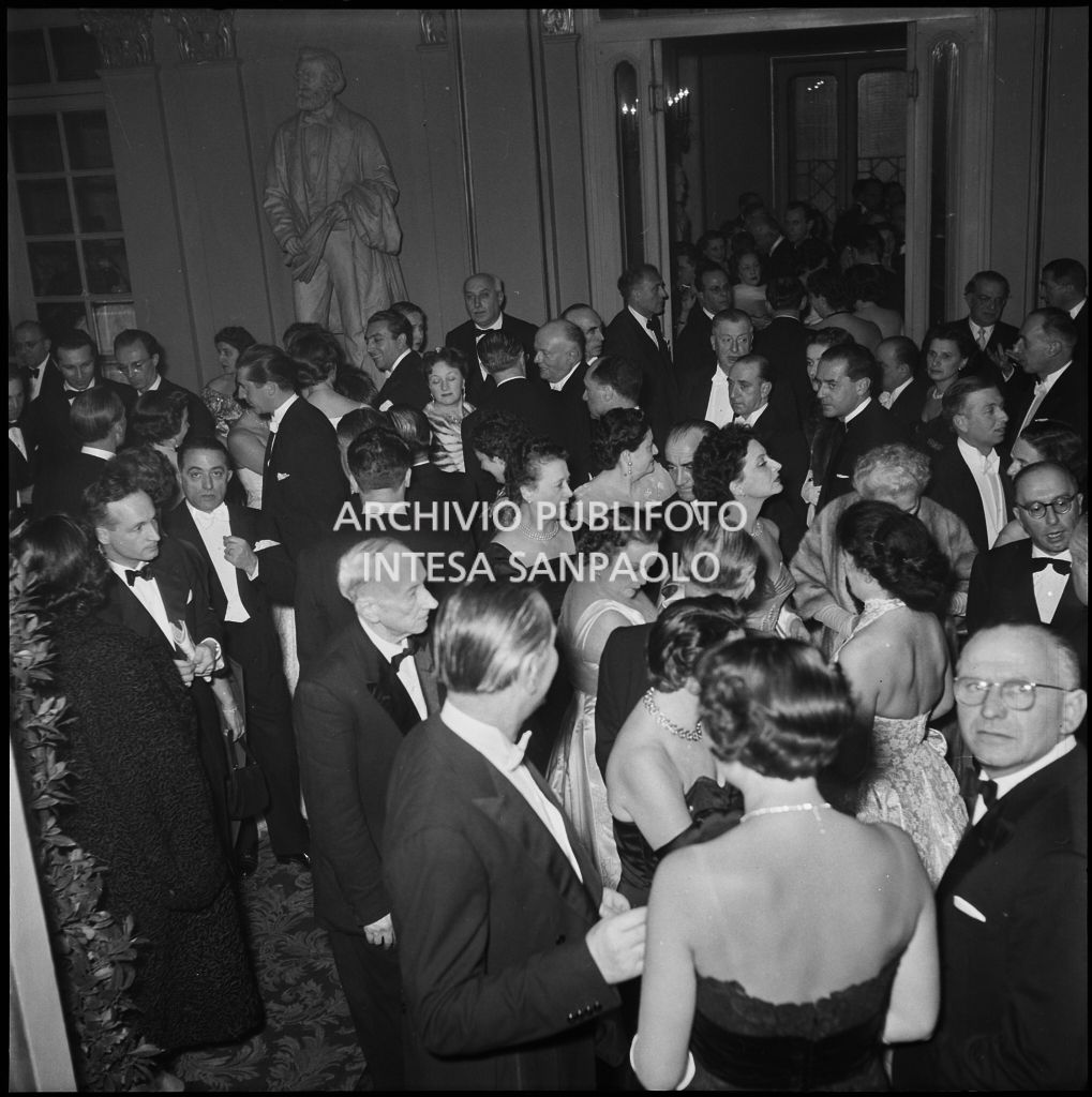 Vista sul foyer del Teatro alla Scala, gremito di gente, in occasione della serata inaugurale della stagione lirica 1952-1953 con l'opera "Macbeth" di Giuseppe Verdi diretta da Victor de Sabata, con la regia di Carl Ebert