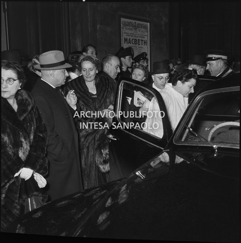 Spettatori all'uscita del Teatro alla scala al termine dell'opera "Macbeth" di Giuseppe Verdi diretta da Victor de Sabata, con la regia di Carl Ebert, che inaugura la stagione lirica 1952-1953