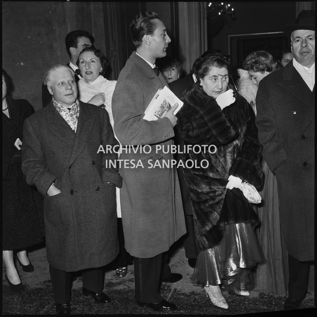 Spettatori, in attesa delle automobili, all'uscita del Teatro alla scala al termine dell'opera "Macbeth" di Giuseppe Verdi diretta da Victor de Sabata, con la regia di Carl Ebert, che inaugura la stagione lirica 1952-1953