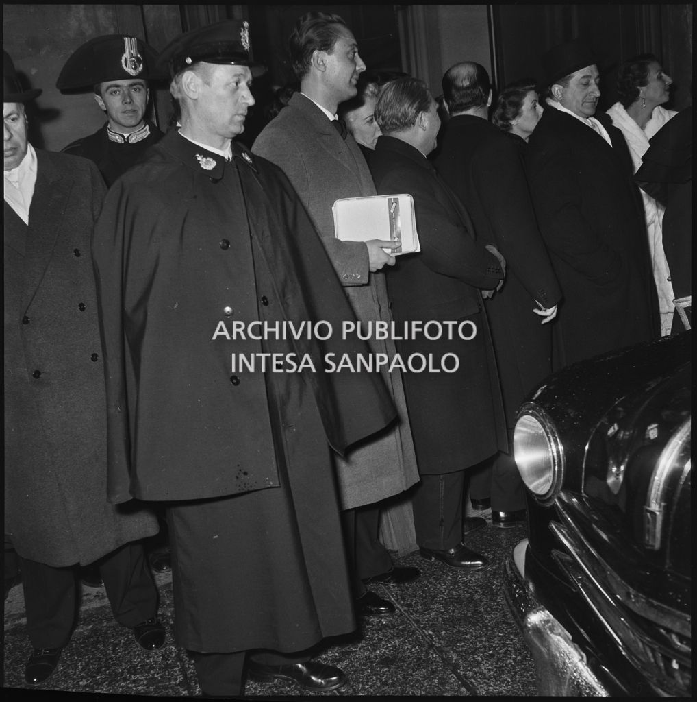 Spettatori all'uscita del Teatro alla scala al termine dell'opera "Macbeth" di Giuseppe Verdi diretta da Victor de Sabata, con la regia di Carl Ebert, che inaugura la stagione lirica 1952-1953