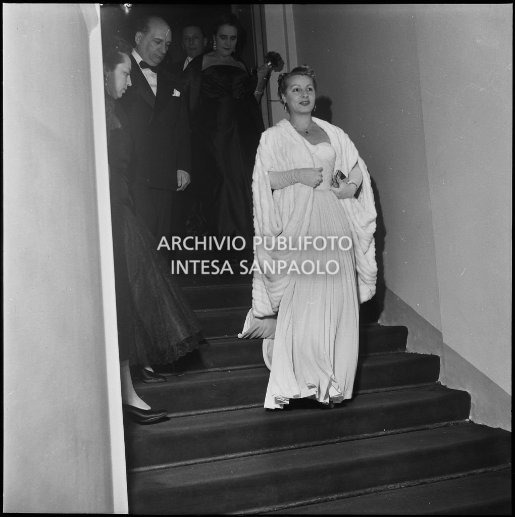 La signora Smiderle al Teatro alla Scala in occasione della serata inaugurale della stagione lirica 1952-1953 con l'opera "Macbeth" di Giuseppe Verdi diretta da Victor de Sabata, con la regia di Carl Ebert