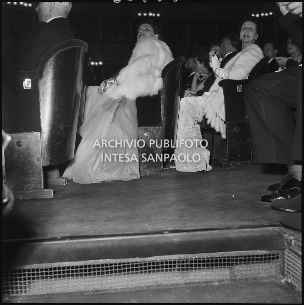 La signora De Cecov Benois e la signora Bernasconi, in platea al Teatro alla Scala, in occasione della serata inaugurale della stagione lirica 1952-1953 con l'opera "Macbeth" di Giuseppe Verdi diretta da Victor de Sabata, con la regia di Carl Ebert