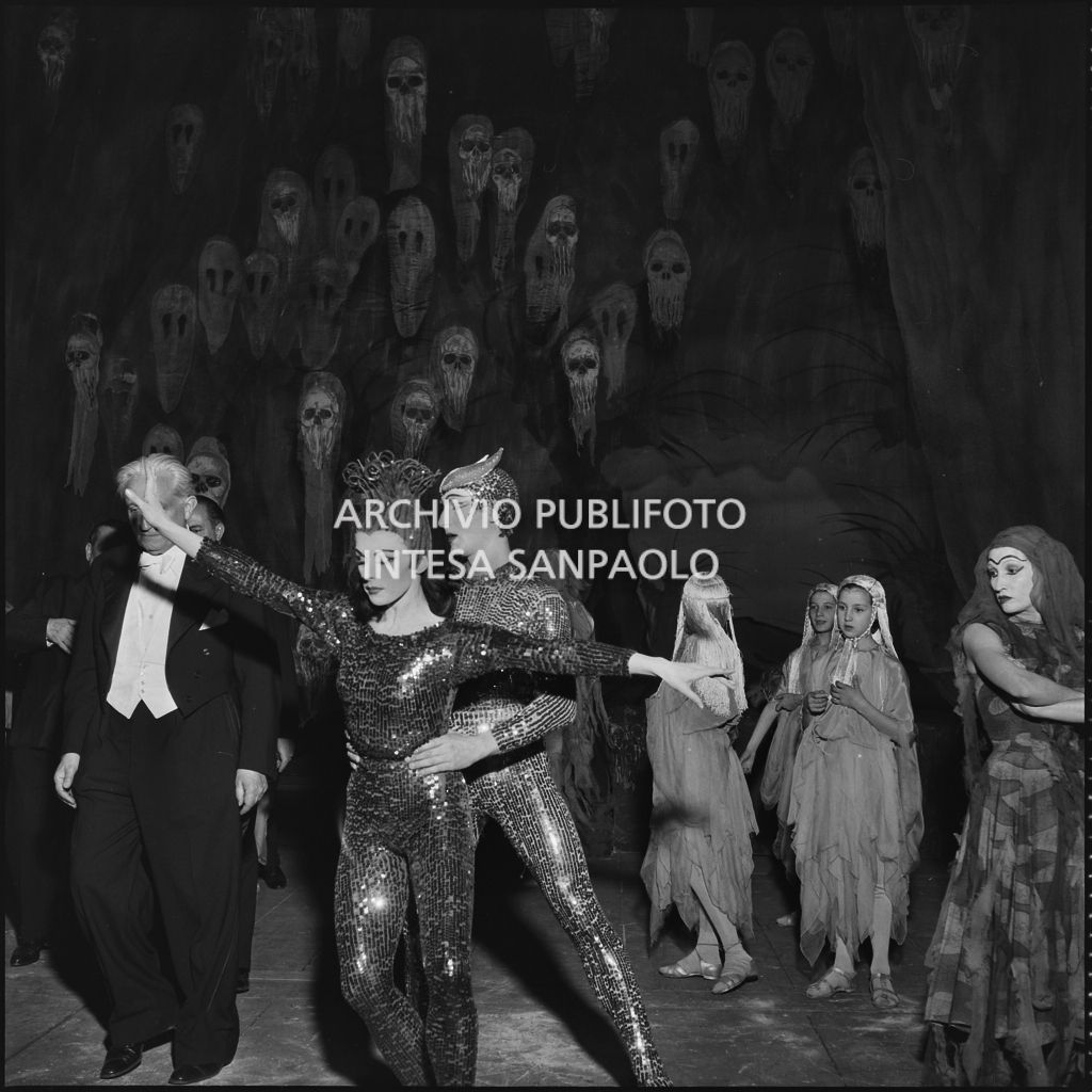 Il regista Carl Ebert, la prima ballerina Violetta Elvin, Giulio Perugini ed il corpo di ballo sul palcoscenico del Teatro alla Scala in occasione della serata inaugurale della stagione lirica 1952-1953 con l'opera "Macbeth" di Giuseppe Verdi diretta da Victor de Sabata