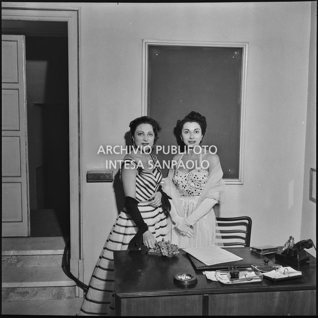 Luciana Novaro (a sinistra), prima ballerina del Teatro alla Scala, e la signorina Della Chiesa, ritratte in occasione della serata inaugurale della stagione lirica 1952-1953 con l'opera "Macbeth" di Giuseppe Verdi diretta da Victor de Sabata, con la regia di Carl Ebert