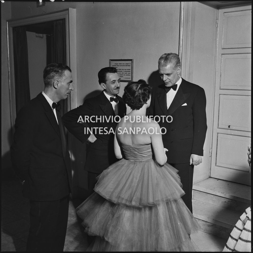 Antonio Ghiringhelli, sovrintendente del Teatro alla Scala, insieme ad alcuni spettatori la sera dell'inaugurazione della stagione lirica 1952-1953 con l'opera "Macbeth" di Giuseppe Verdi diretta da Victor de Sabata, con la regia di Carl Ebert