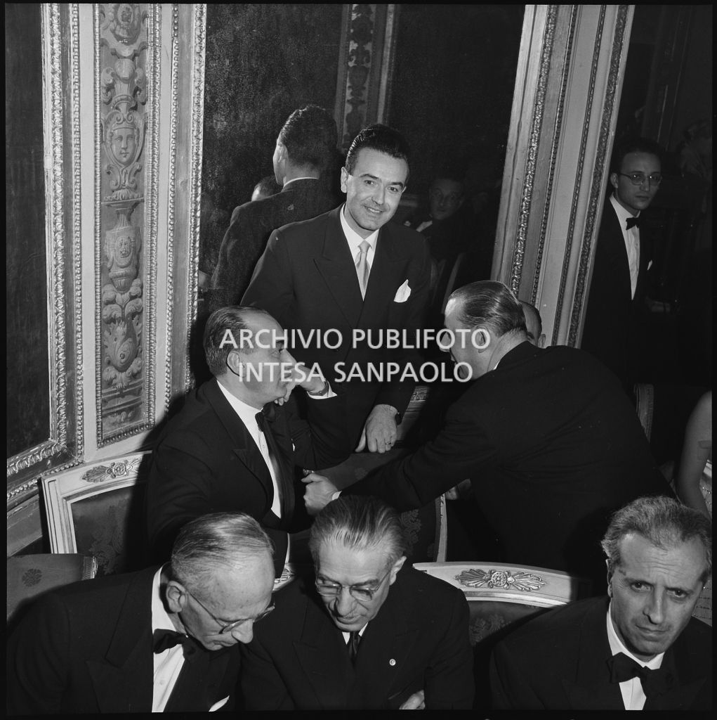 Alcuni spettatori, seduti in un palco del Teatro alla Scala, in occasione della serata inaugurale della stagione lirica 1952-1953 con l'opera "Macbeth" di Giuseppe Verdi diretta da Victor de Sabata, con la regia di Carl Ebert