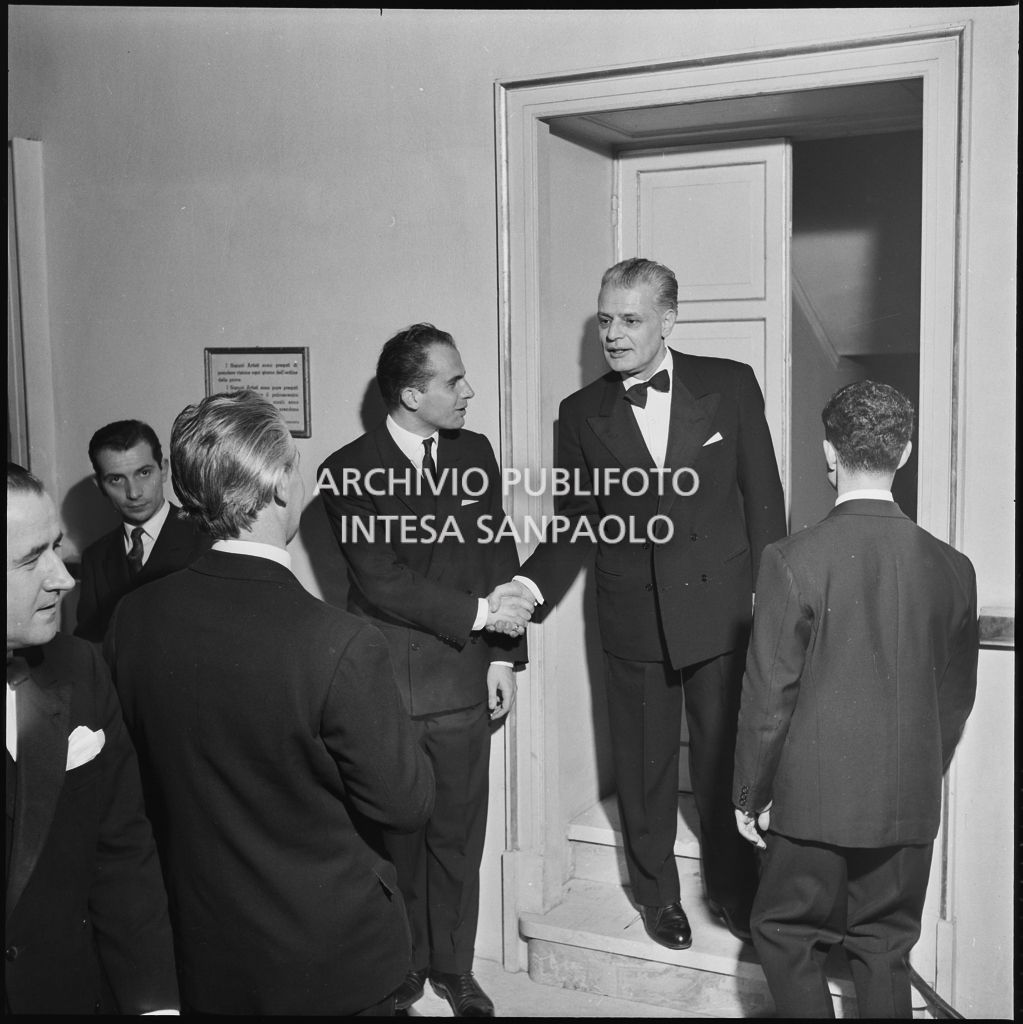 Antonio Ghiringhelli, sovrintendente del Teatro alla Scala, stringe la mano a uno spettatore la sera dell'inaugurazione della stagione lirica 1952-1953 con l'opera "Macbeth" di Giuseppe Verdi diretta da Victor de Sabata, con la regia di Carl Ebert