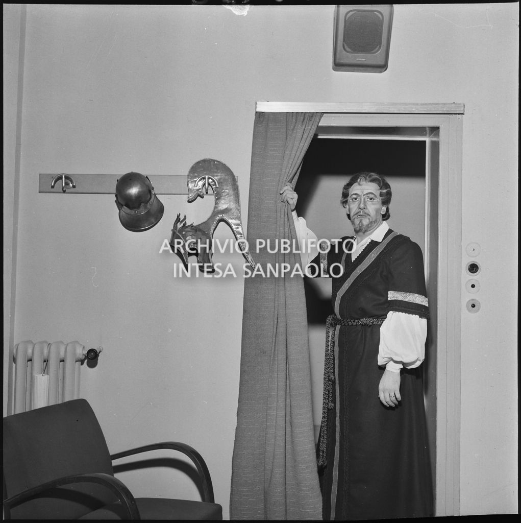 Il baritono Enzo Mascherini, in camerino, la sera dell'inaugurazione della stagione lirica 1952-1953 del Teatro alla Scala con l'opera "Macbeth", di Giuseppe Verdi, diretta da Victor de Sabata, con la regia di Carl Ebert