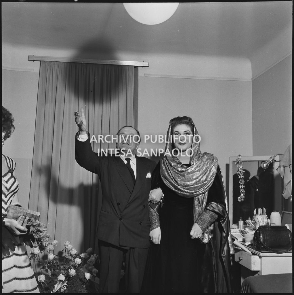 La soprano Maria Callas, in camerino, in costume di scena, la sera dell'inaugurazione della stagione lirica 1952-1953 con l'opera "Macbeth", di Giuseppe Verdi, diretta da Victor de Sabata, con la regia di Carl Ebert