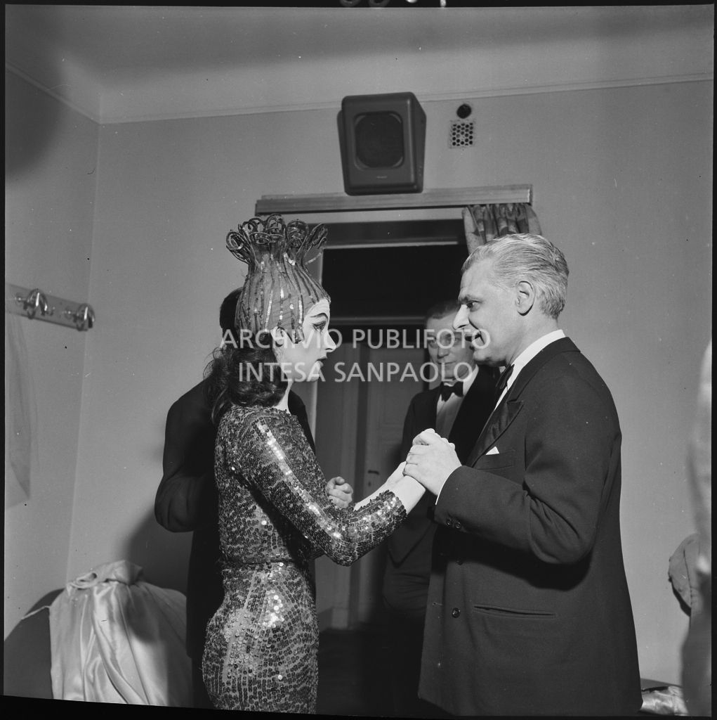 Antonio Ghiringhelli, sovrintendente del Teatro alla Scala, con la ballerina Violet Elvin, in camerino la sera dell'inaugurazione della stagione lirica 1952-1953 con l'opera "Macbeth", di Giuseppe Verdi, diretta da Victor de Sabata, con la regia di Carl Ebert