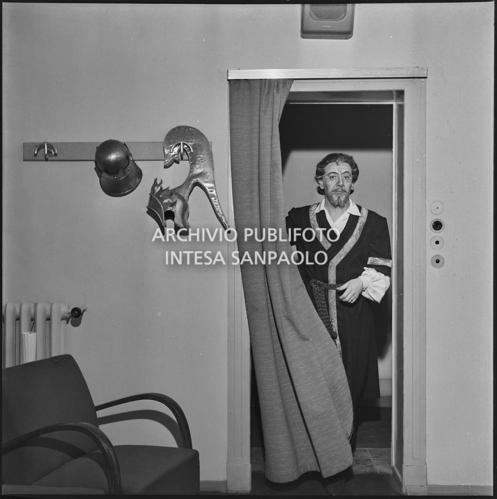 Il baritono Enzo Mascherini, in camerino, la sera dell'inaugurazione della stagione lirica 1952-1953 del Teatro alla Scala con l'opera "Macbeth", di Giuseppe Verdi, diretta da Victor de Sabata, con la regia di Carl Ebert