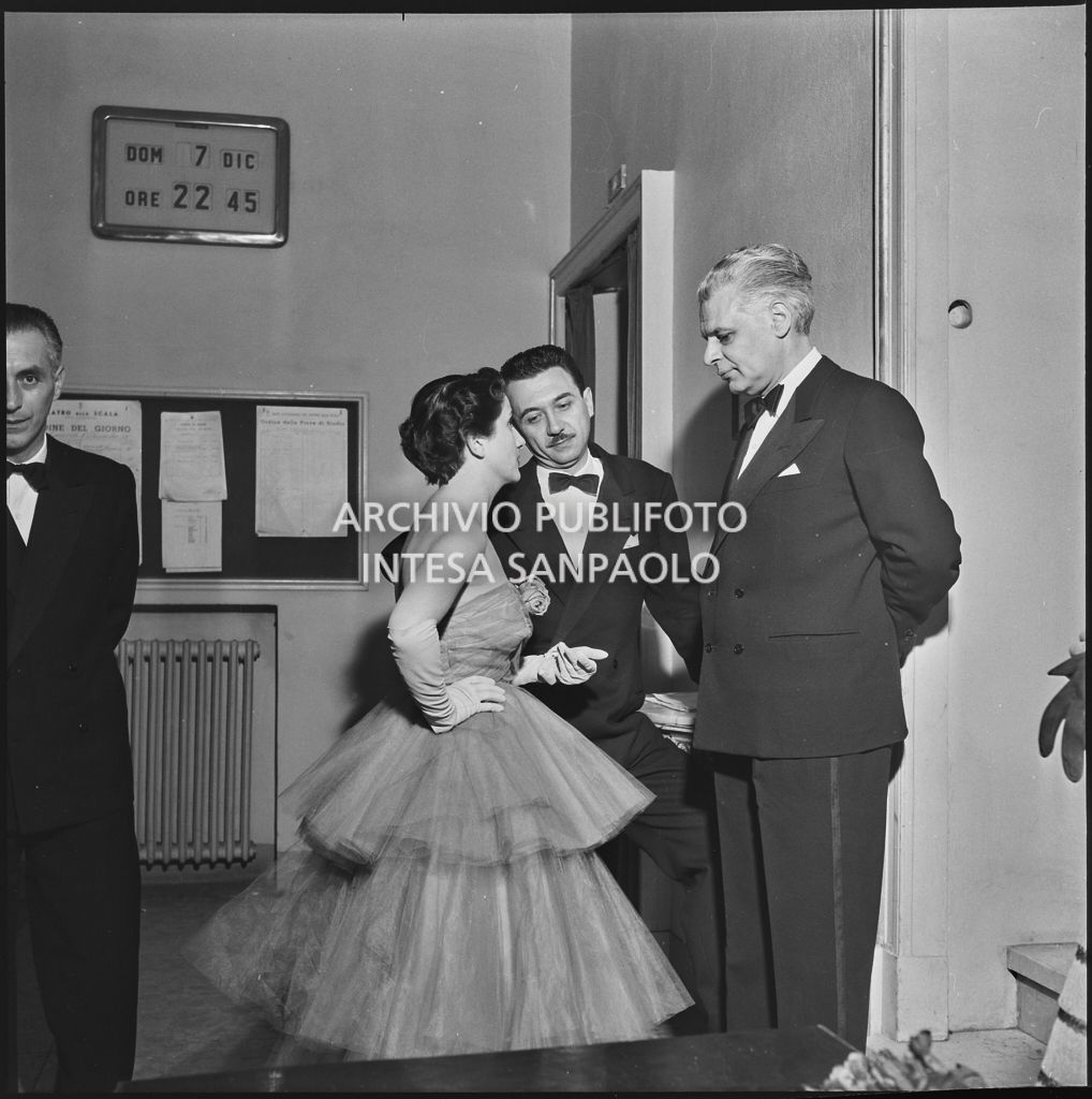 Antonio Ghiringhelli, sovrintendente del Teatro alla Scala, insieme ad alcuni spettatori la sera dell'inaugurazione della stagione lirica 1952-1953 con l'opera "Macbeth" di Giuseppe Verdi diretta da Victor de Sabata, con la regia di Carl Ebert