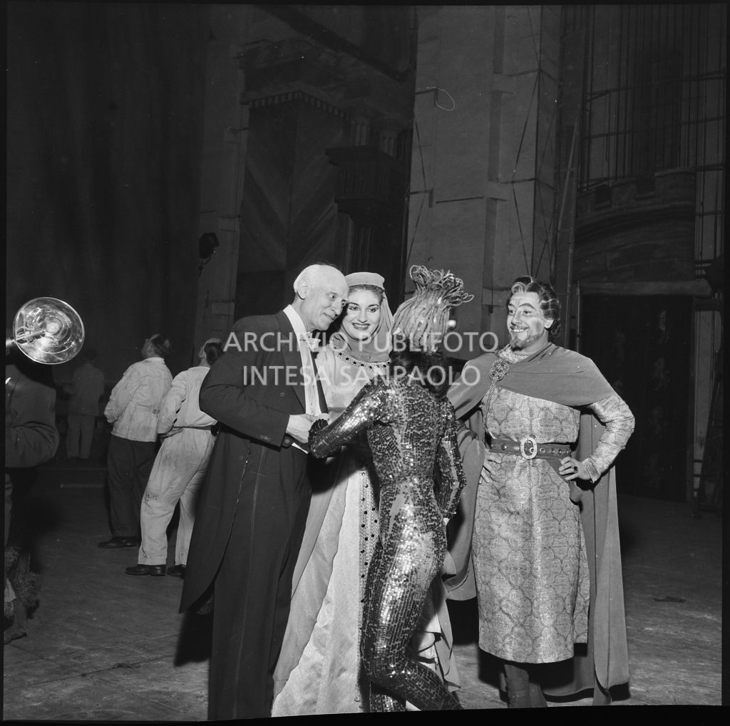 Il direttore d'orchestra Victor de Sabata, la soprano Maria Callas, la ballerina Violet Elvin e il baritono Enzo Mascherini, dietro alla quinte la sera dell'inaugurazione della stagione lirica 1952-1953 del Teatro alla Scala con l'opera "Macbeth" di Giuseppe Verdi diretta dallo stesso de Sabata, con la regia di Carl Ebert