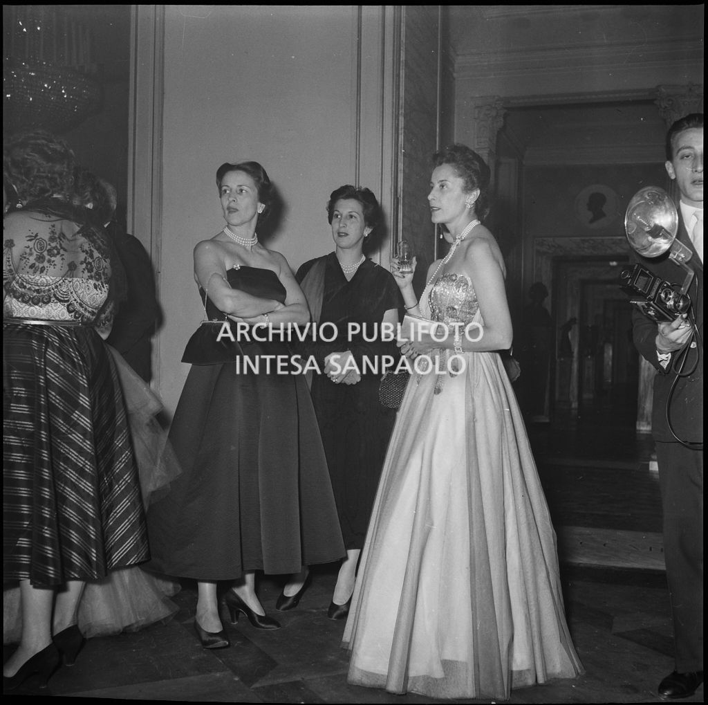 Alcune spettatrici al Teatro alla Scala in occasione della serata inaugurale della stagione lirica 1952-1953 con l'opera "Macbeth" di Giuseppe Verdi diretta da Victor de Sabata, con la regia di Carl Ebert