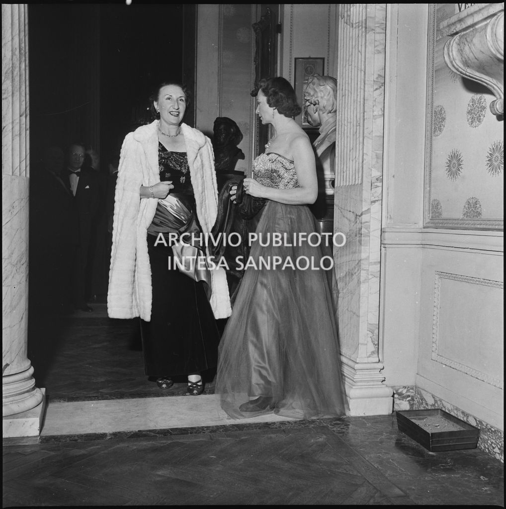 Laura De Regibus in compagnia di un'altra spettatrice al Teatro alla Scala in occasione della serata inaugurale della stagione lirica 1952-1953 con l'opera "Macbeth" di Giuseppe Verdi diretta da Victor de Sabata, con la regia di Carl Ebert