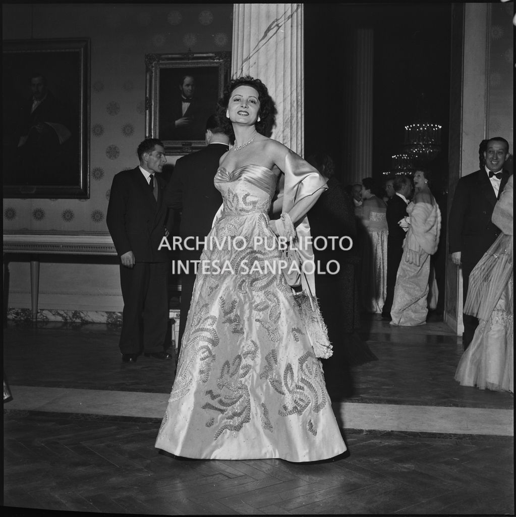 La baronessa Bianca Maria Hubner alla serata inaugurale della stagione lirica 1952-1953 del Teatro alla Scala con l'opera "Macbeth" di Giuseppe Verdi diretta da Victor de Sabata, con la regia di Carl Ebert