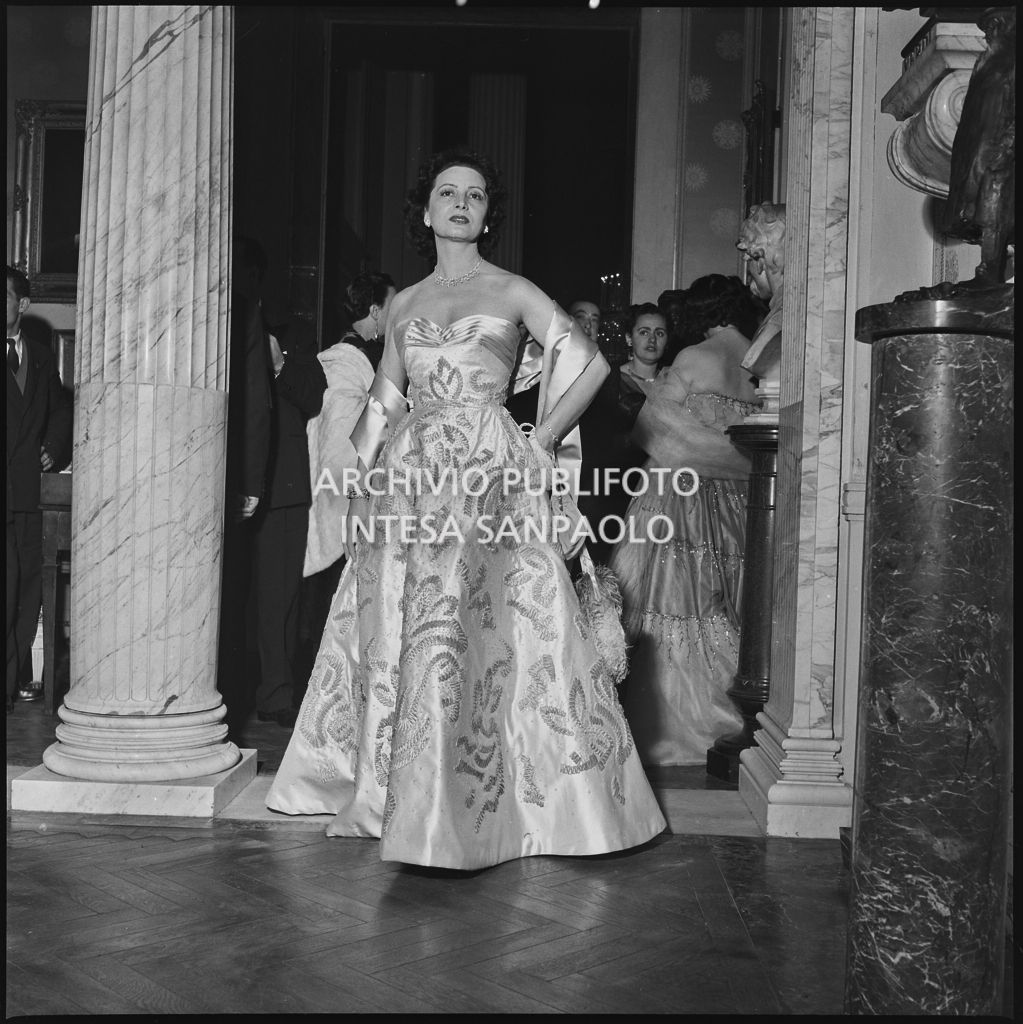 La baronessa Bianca Maria Hubner alla serata inaugurale della stagione lirica 1952-1953 del Teatro alla Scala con l'opera "Macbeth" di Giuseppe Verdi diretta da Victor de Sabata, con la regia di Carl Ebert