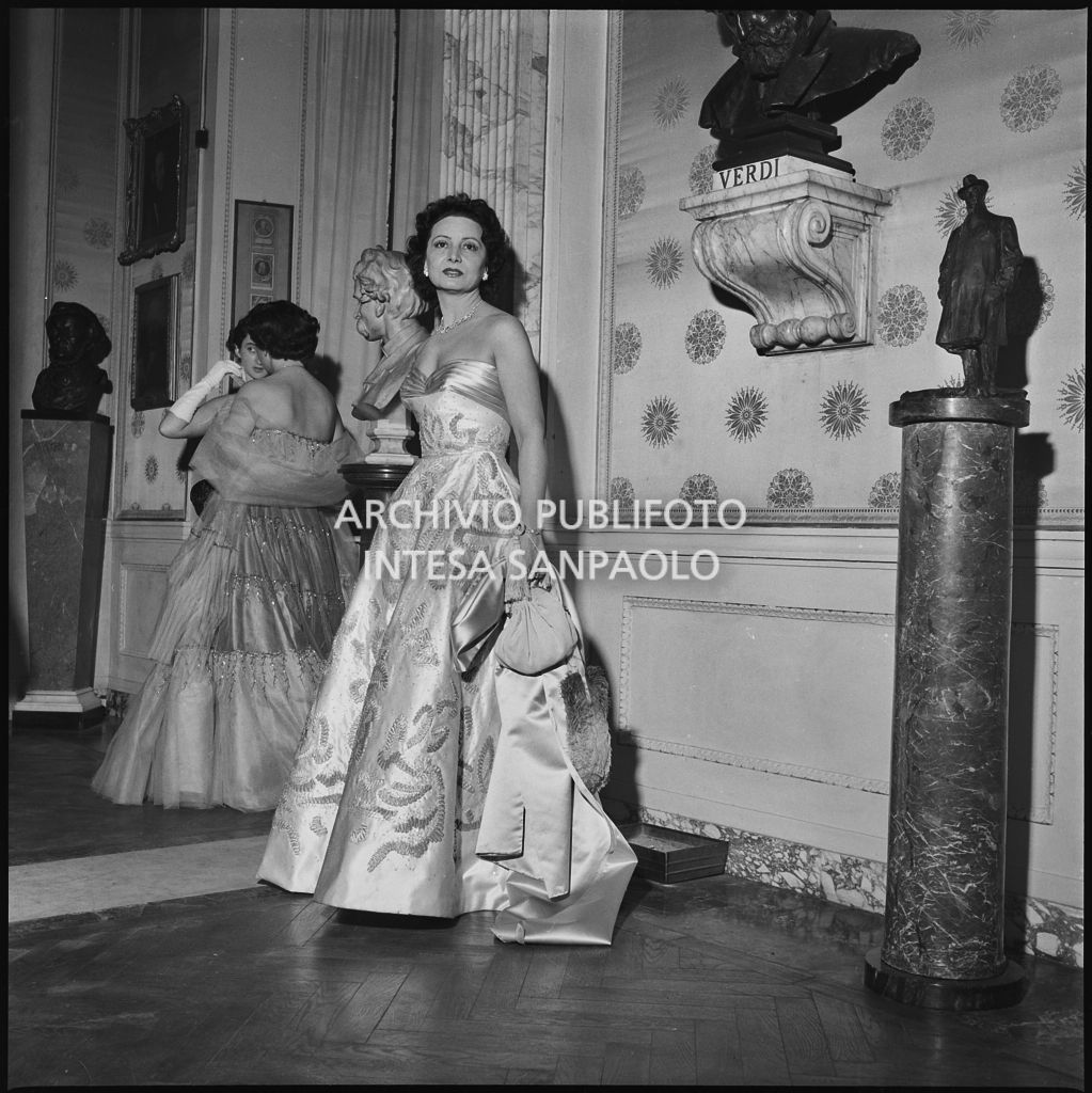 La baronessa Bianca Maria Hubner alla serata inaugurale della stagione lirica 1952-1953 del Teatro alla Scala con l'opera "Macbeth" di Giuseppe Verdi diretta da Victor de Sabata, con la regia di Carl Ebert