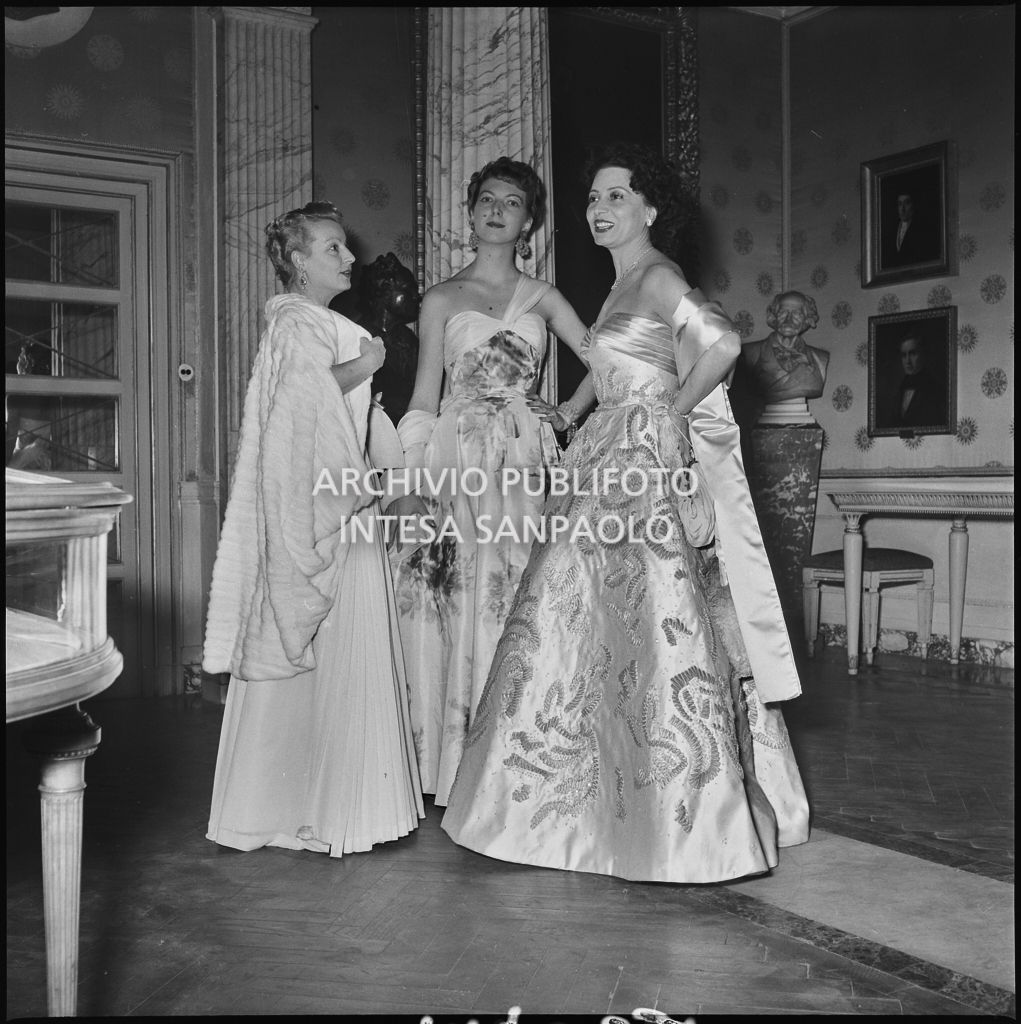La signora Smiderle, la signora Bernasconi e la baronessa Bianca Maria Hubner (a destra) alla serata inaugurale della stagione lirica 1952-1953 del Teatro alla Scala con l'opera "Macbeth" di Giuseppe Verdi diretta da Victor de Sabata, con la regia di Carl Ebert