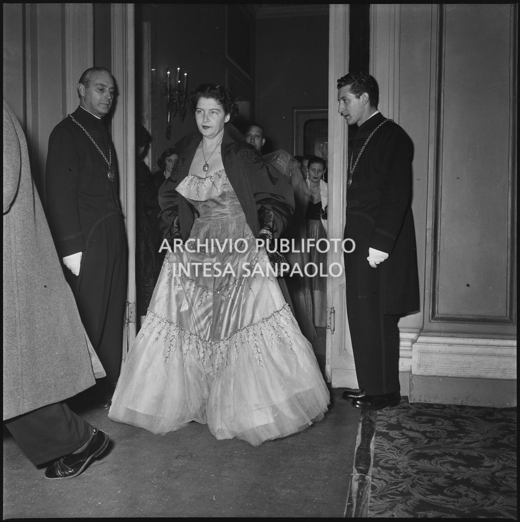 Una spettatrice al suo ingresso al Teatro alla Scala in occasione della serata inaugurale della stagione lirica 1952-1953 con l'opera "Macbeth" di Giuseppe Verdi diretta da Victor de Sabata, con la regia di Carl Ebert