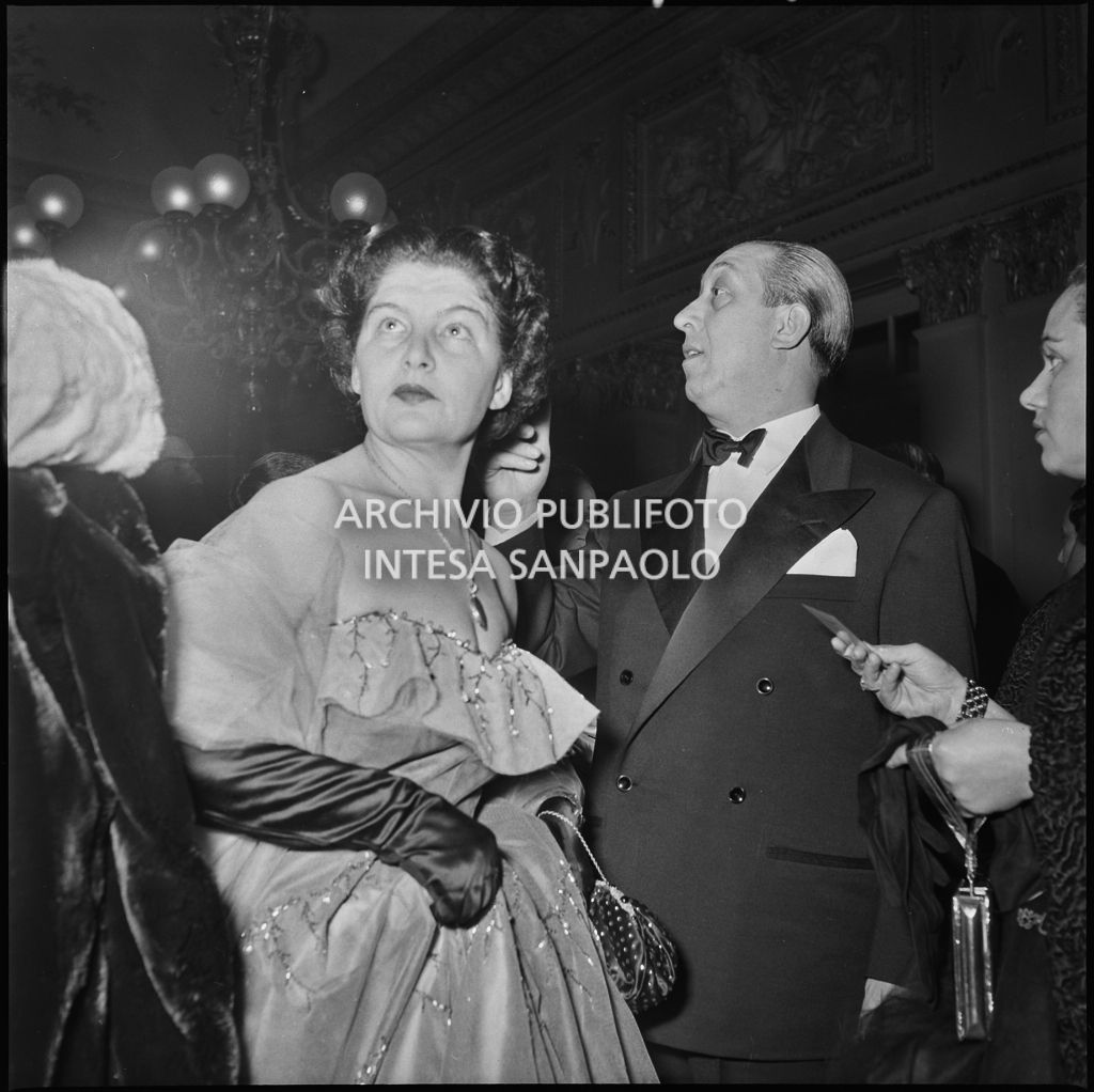Spettatori al Teatro alla Scala in occasione della serata inaugurale della stagione lirica 1952-1953 con l'opera "Macbeth" di Giuseppe Verdi diretta da Victor de Sabata, con la regia di Carl Ebert