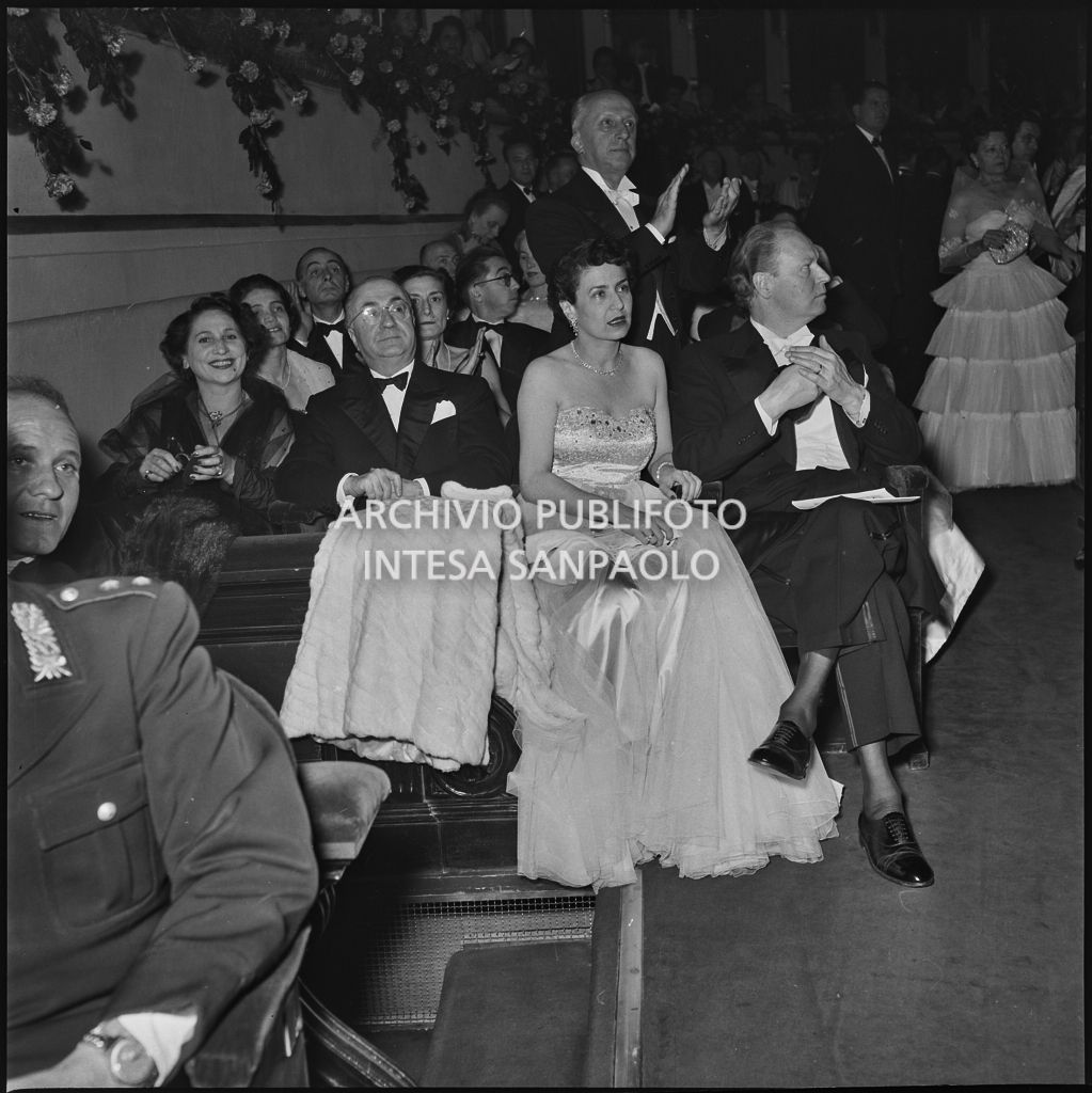 Spettatori nella platea del Teatro alla Scala in occasione della serata inaugurale della stagione lirica 1952-1953 con l'opera "Macbeth" di Giuseppe Verdi diretta da Victor de Sabata, con la regia di Carl Ebert