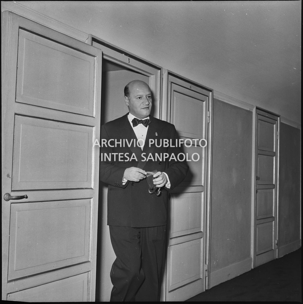 Vito Mussolini al Teatro alla Scala la sera dell'inaugurazione della stagione lirica 1952-1953 con l'opera "Macbeth" di Giuseppe Verdi diretta da Victor de Sabata, con la regia di Carl Ebert