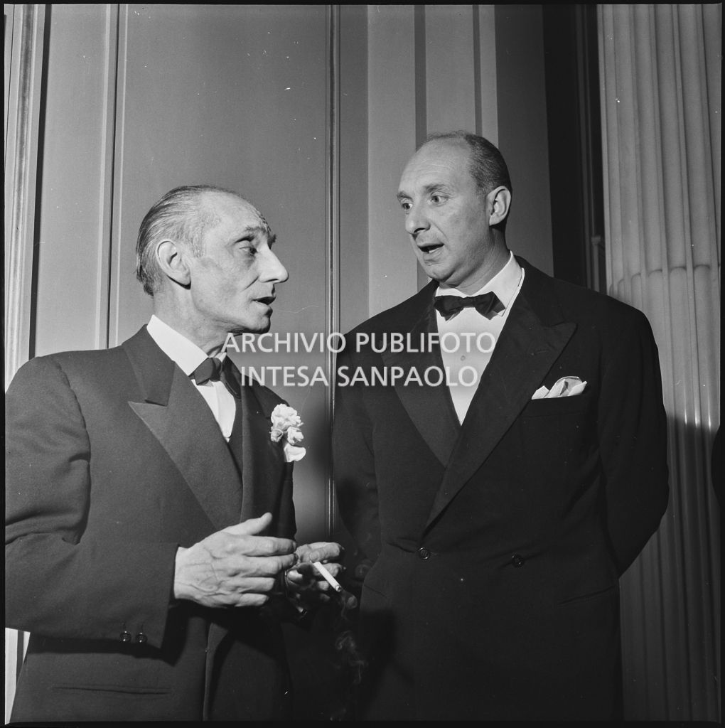 Due spettatori al Teatro alla Scala in occasione della serata inaugurale della stagione lirica 1952-1953 con l'opera "Macbeth" di Giuseppe Verdi diretta da Victor de Sabata, con la regia di Carl Ebert