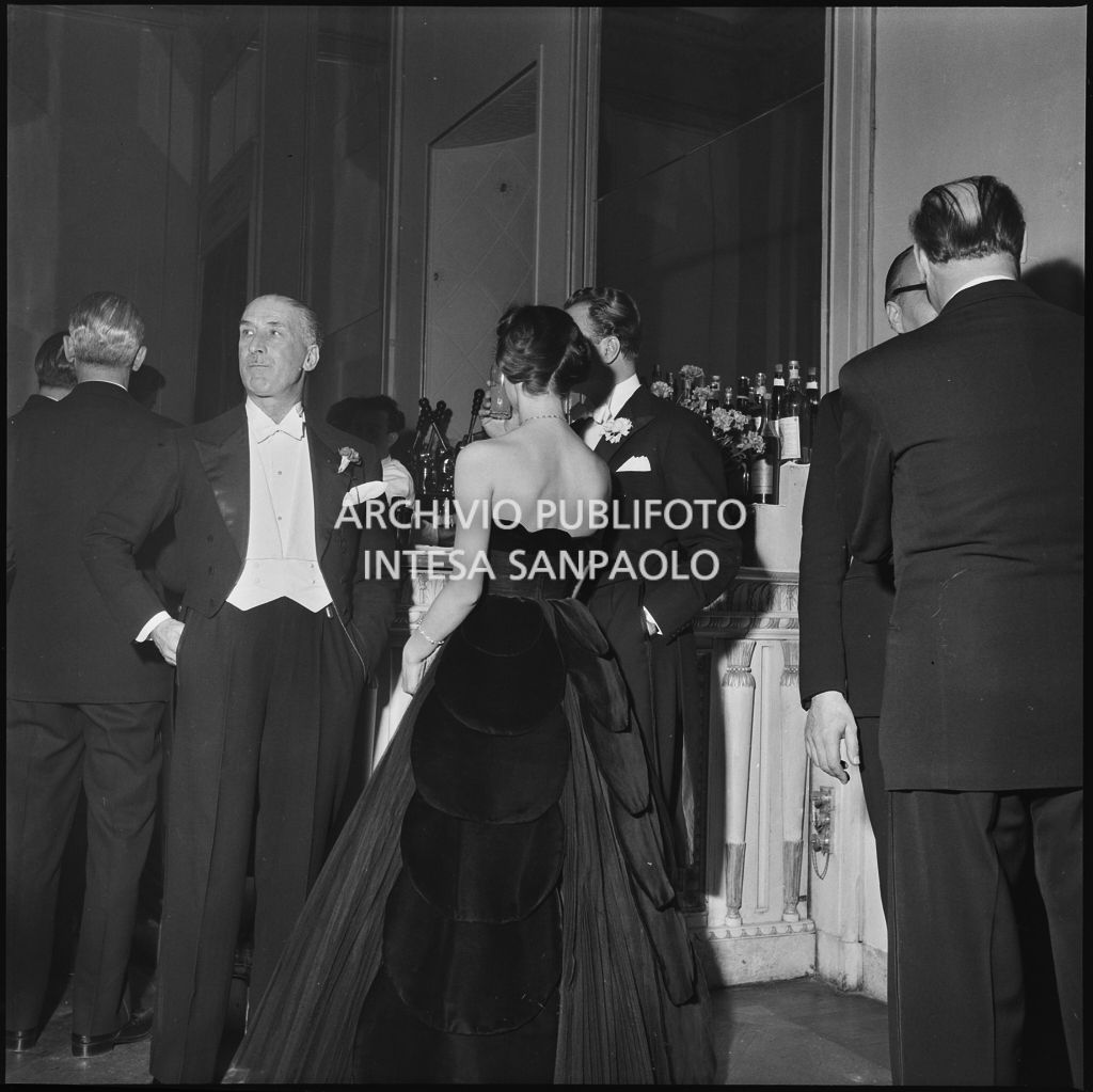 Alcuni spettatori al bar del Teatro alla Scala in occasione della serata inaugurale della stagione lirica 1952-1953 con l'opera "Macbeth" di Giuseppe Verdi diretta da Victor de Sabata, con la regia di Carl Ebert
