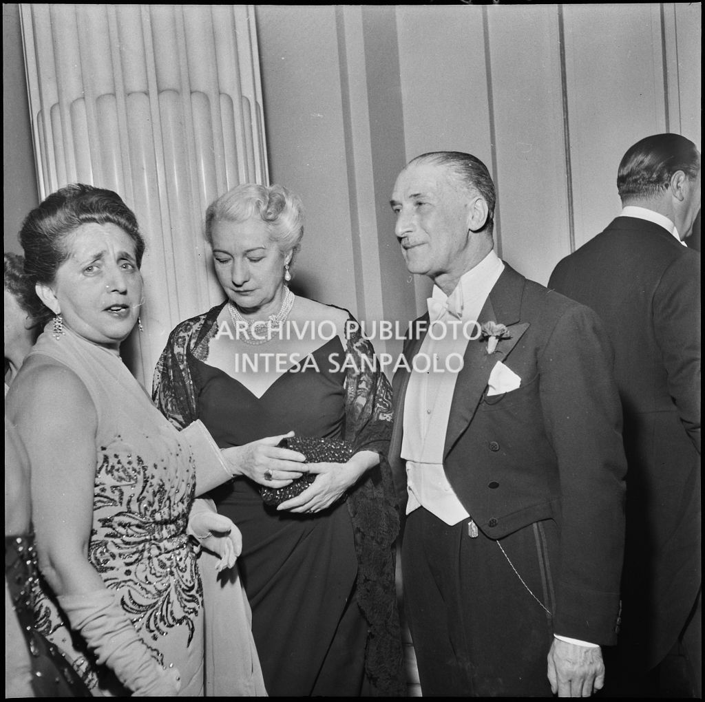 I conti Quintavalle al Teatro alla Scala in occasione della serata inaugurale della stagione lirica 1952-1953 con l'opera "Macbeth" di Giuseppe Verdi diretta da Victor de Sabata, con la regia di Carl Ebert