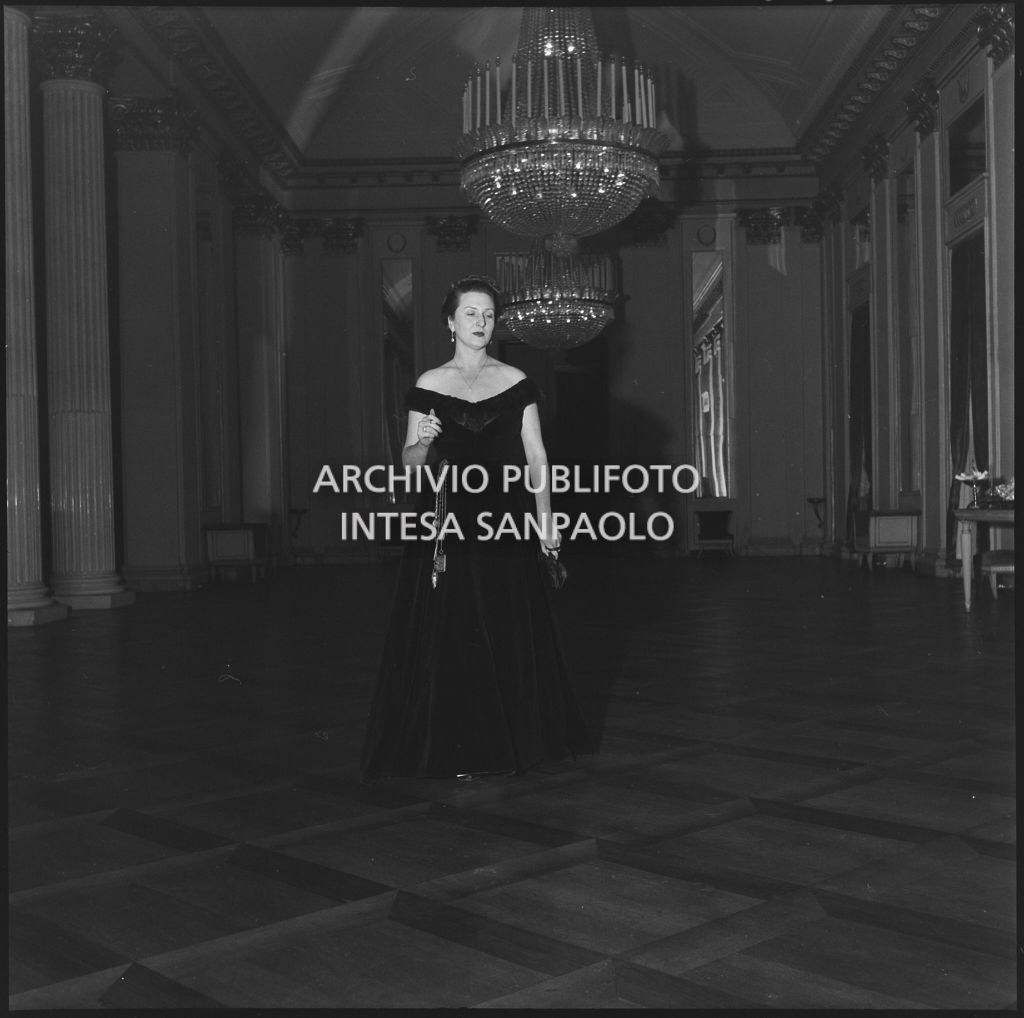 La contessa Franca Belgioioso nel foyer del Teatro alla Scala in occasione della serata inaugurale della stagione lirica 1952-1953 con l'opera "Macbeth" di Giuseppe Verdi diretta da Victor de Sabata, con la regia di Carl Ebert