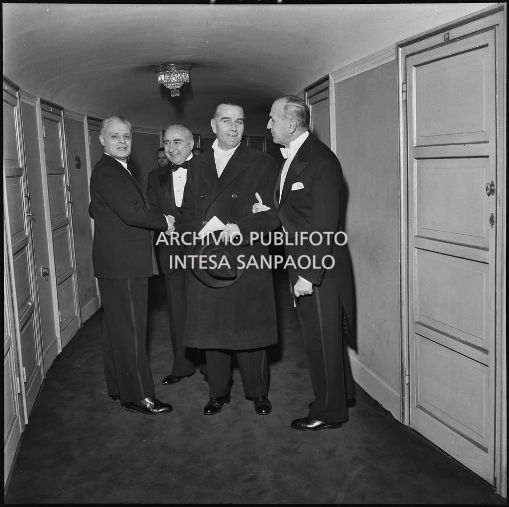 Il sovrintendente al Teatro alla Scala Antonio Ghiringhelli con alcuni spettatori al Teatro alla Scala in occasione della serata inaugurale della stagione lirica 1952-1953 con l'opera "Macbeth" di Giuseppe Verdi diretta da Victor de Sabata, con la regia di Carl Ebert