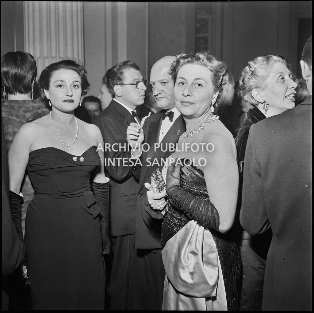 Alcuni spettatori, tra cui Vito Mussolini, nel foyer del Teatro alla Scala in occasione della serata inaugurale della stagione lirica 1952-1953 con l'opera "Macbeth" di Giuseppe Verdi diretta da Victor de Sabata, con la regia di Carl Ebert