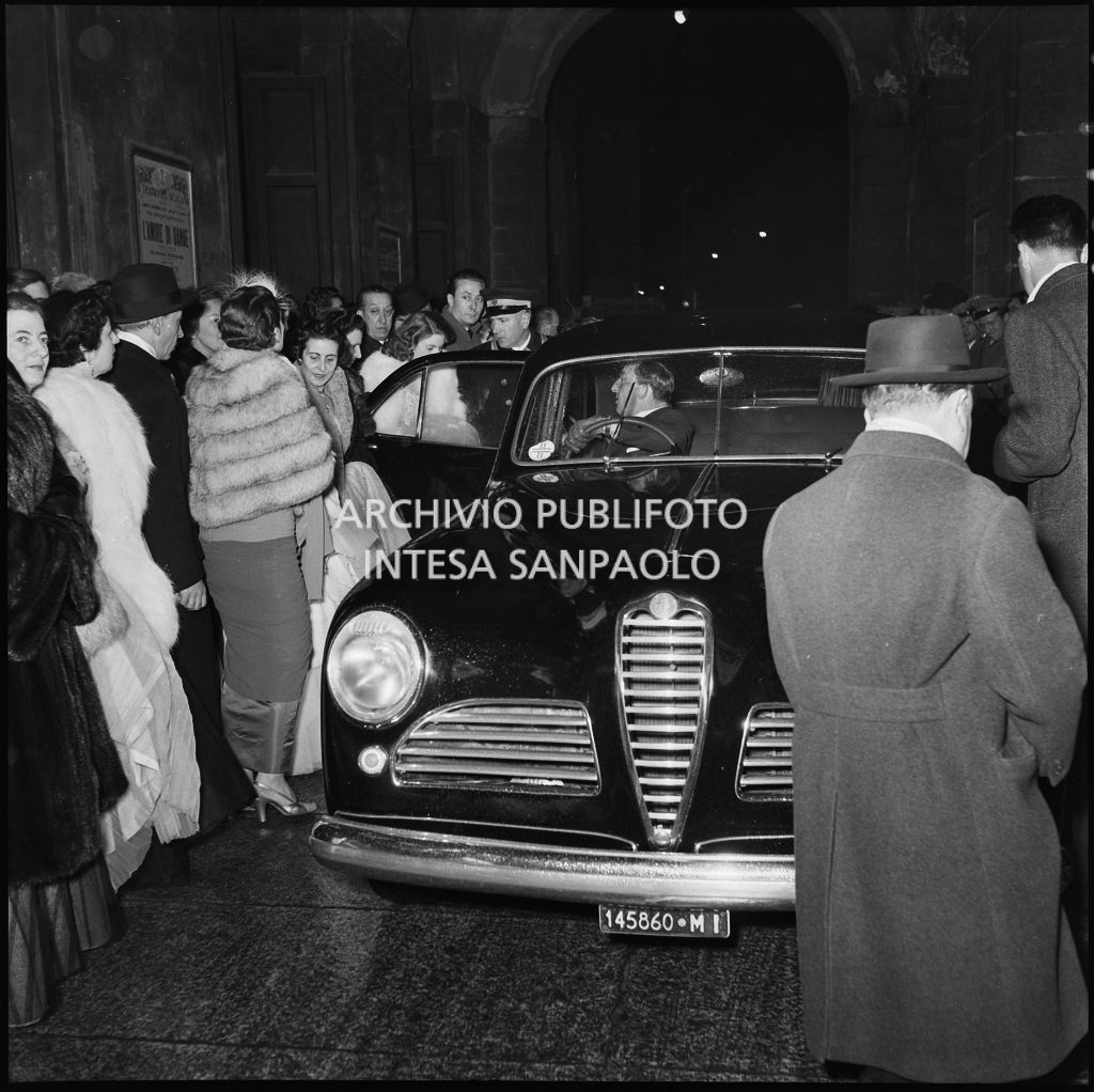 Spettatori in attesa della automobili nella galleria delle carrozze del Teatro alla scala al termine della serata inaugurale della stagione lirica 1952-1953 con l'opera "Macbeth" di Giuseppe Verdi diretta da Victor de Sabata, con la regia di Carl Ebert