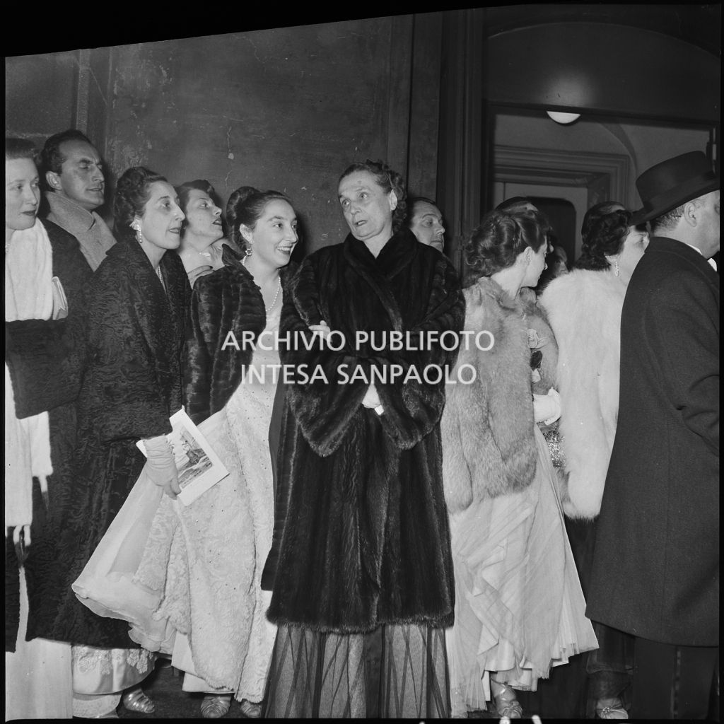 Spettatori all'esterno del Teatro alla Scala, nella galleria delle carrozze, la sera dell'inaugurazione della stagione lirica 1952-1953 con l'opera "Macbeth", di Giuseppe Verdi, diretta da Victor de Sabata, con la regia di Carl Ebert