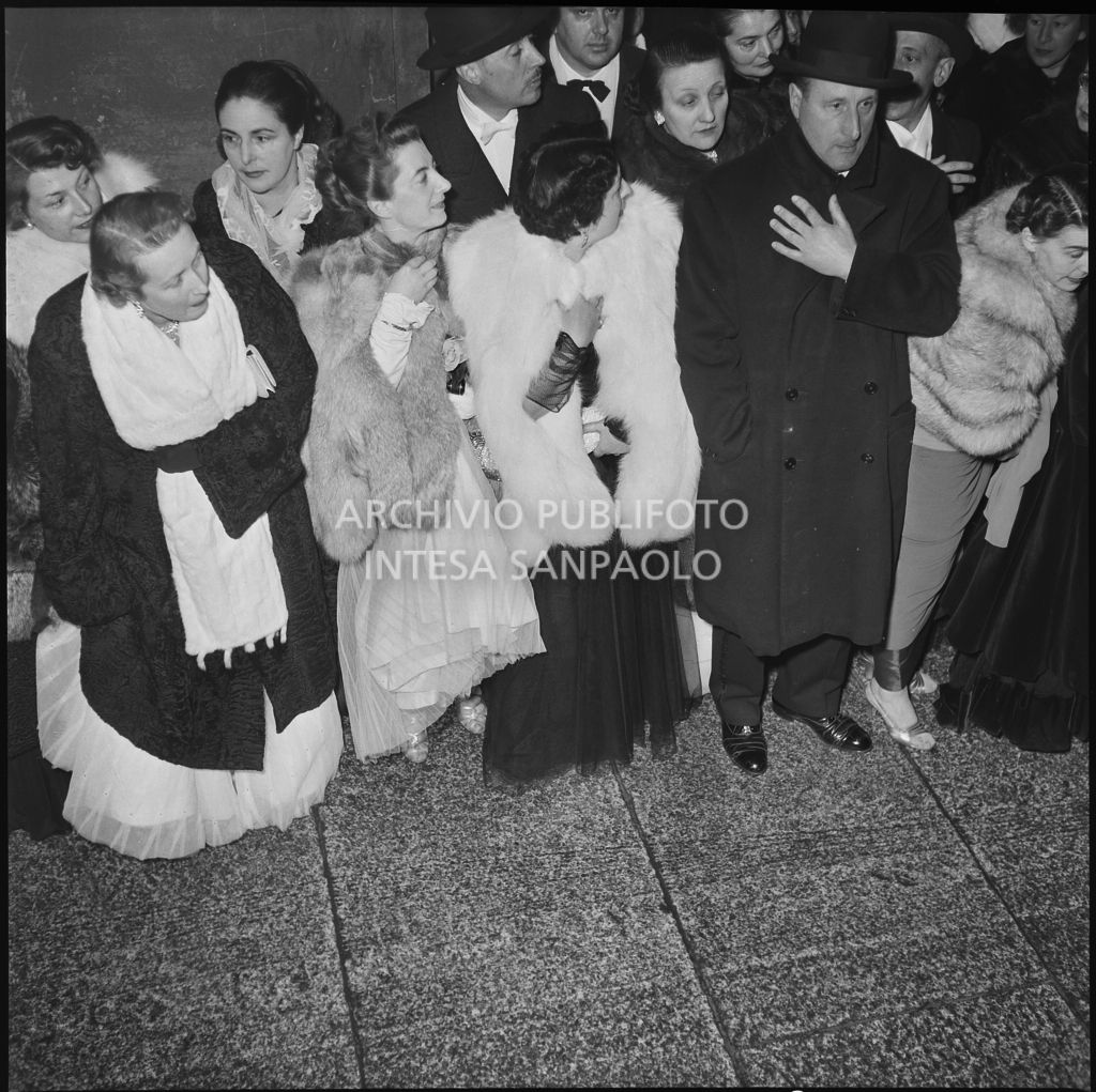 Spettatori all'esterno del Teatro alla Scala, nella galleria delle carrozze, la sera dell'inaugurazione della stagione lirica 1952-1953 con l'opera "Macbeth", di Giuseppe Verdi, diretta da Victor de Sabata, con la regia di Carl Ebert